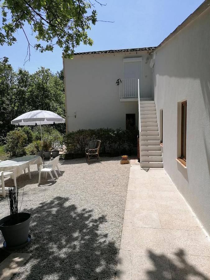 Appartement entier, Three-Bedroom Apartment in Lambesc, Région d'Aix-en-Provence
