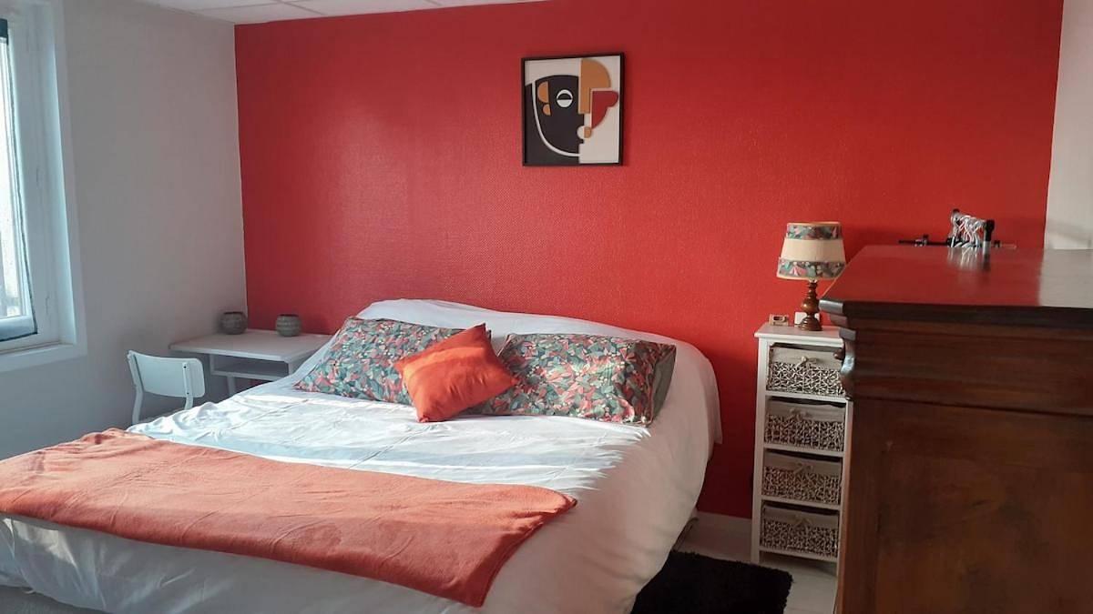 Appartement entier, One-Bedroom Apartment in Saint-Martin-du-Mont, Jura Francais