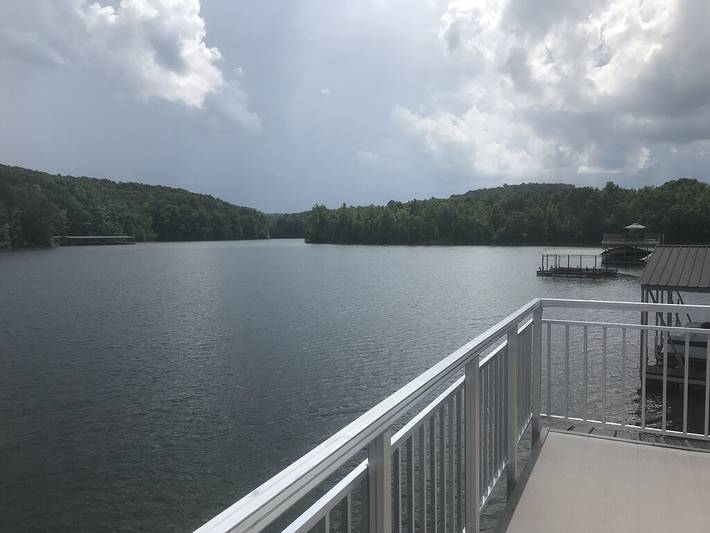 Vacation rental for 15 people, with yard in Lake Lanier