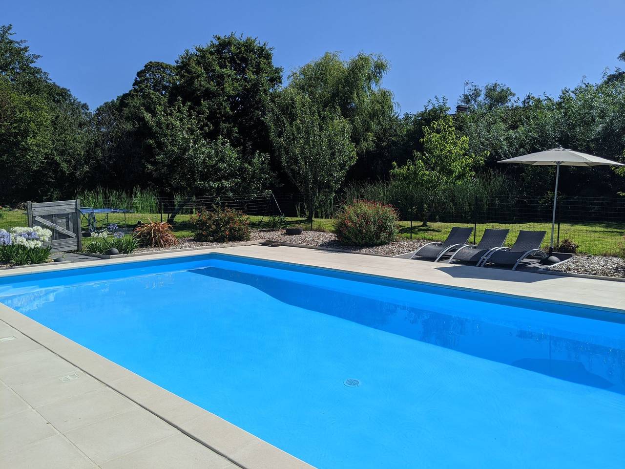 Helles, offenes Ferienhaus, Gemeinschaftspool Hunde in Vesly, Région de Coutances