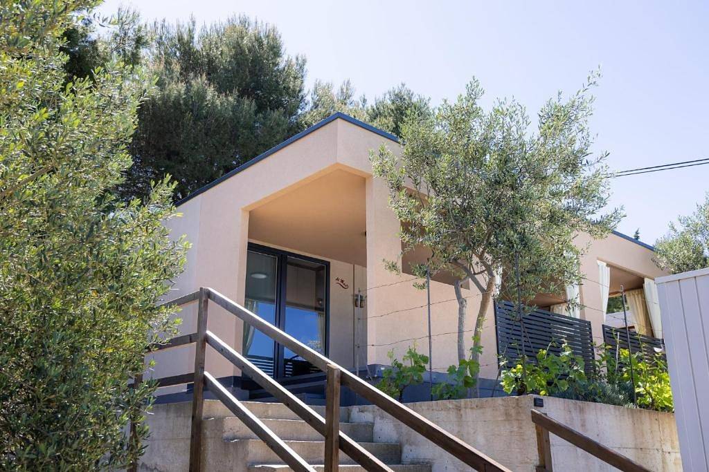Entire apartment, Two bedroom apartment with terrace and sea view Murter A-25263-a in Općina Murter-Kornati, Murter