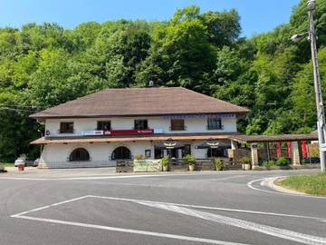 Hôtel pour 5 personnes, avec terrasse à Chazey-Bons