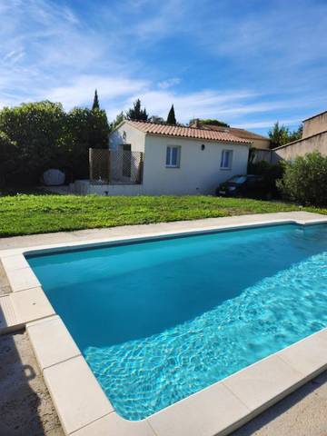 Gîte pour 2 personnes, avec terrasse et piscine à Entraigues-sur-la-Sorgue