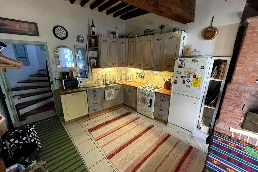 Entire apartment, Room 'House Of Arts' with Balcony and Wi-Fi in Rians, Brignoles region