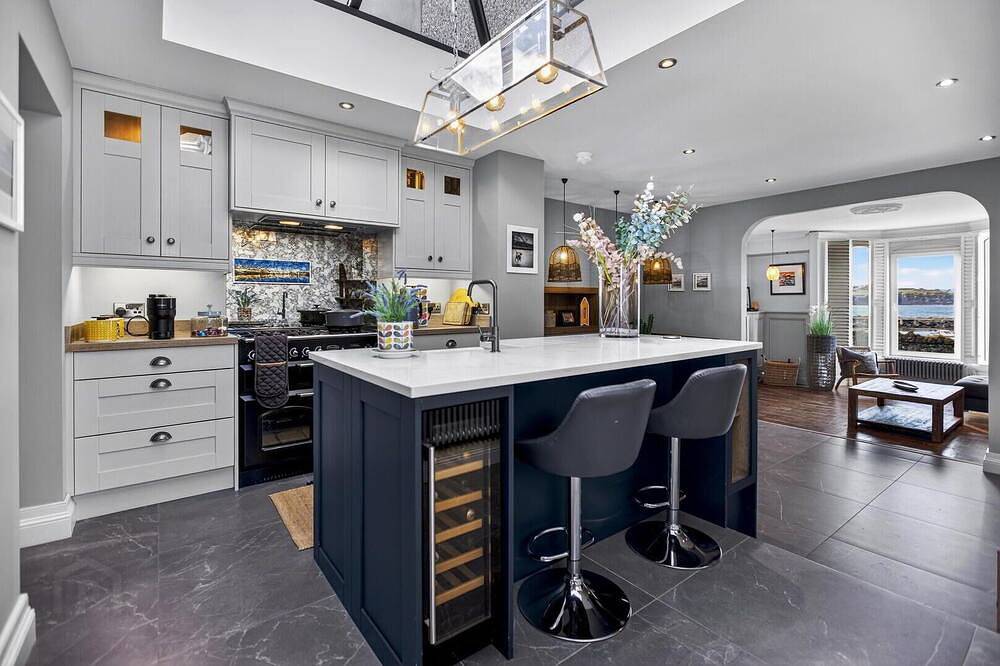 Modern Coastal Living at Old Slipway House – Walk to Beach & Harbour in Portrush, Grafschaft Antrim