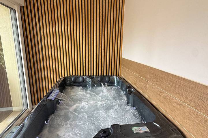 Maison de vacances pour 4 personnes, avec jacuzzi et terrasse à Dinan