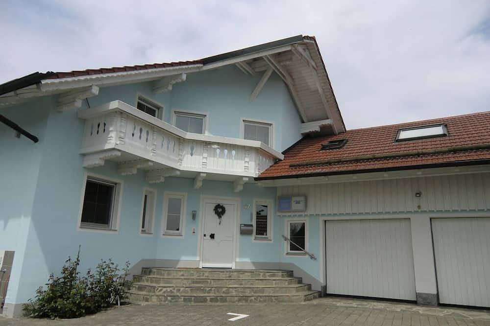 Ganze Wohnung, Modern gestaltete Apartement - Ferienwohnung / Monteurunterkunft in Neufraunhofen, Ostbayern