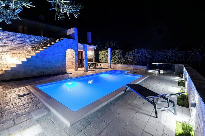 Ferienwohnung für 4 Personen, mit Pool und Garten sowie Balkon in Trogir