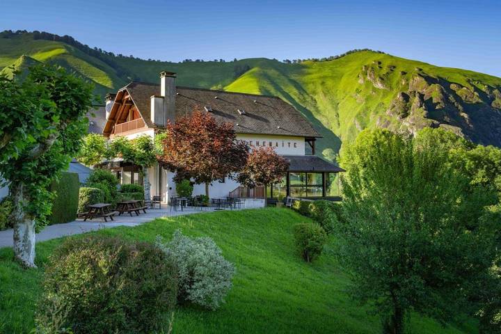 Hôtel pour 2 personnes, avec Terrasse et Jardin à Larrau