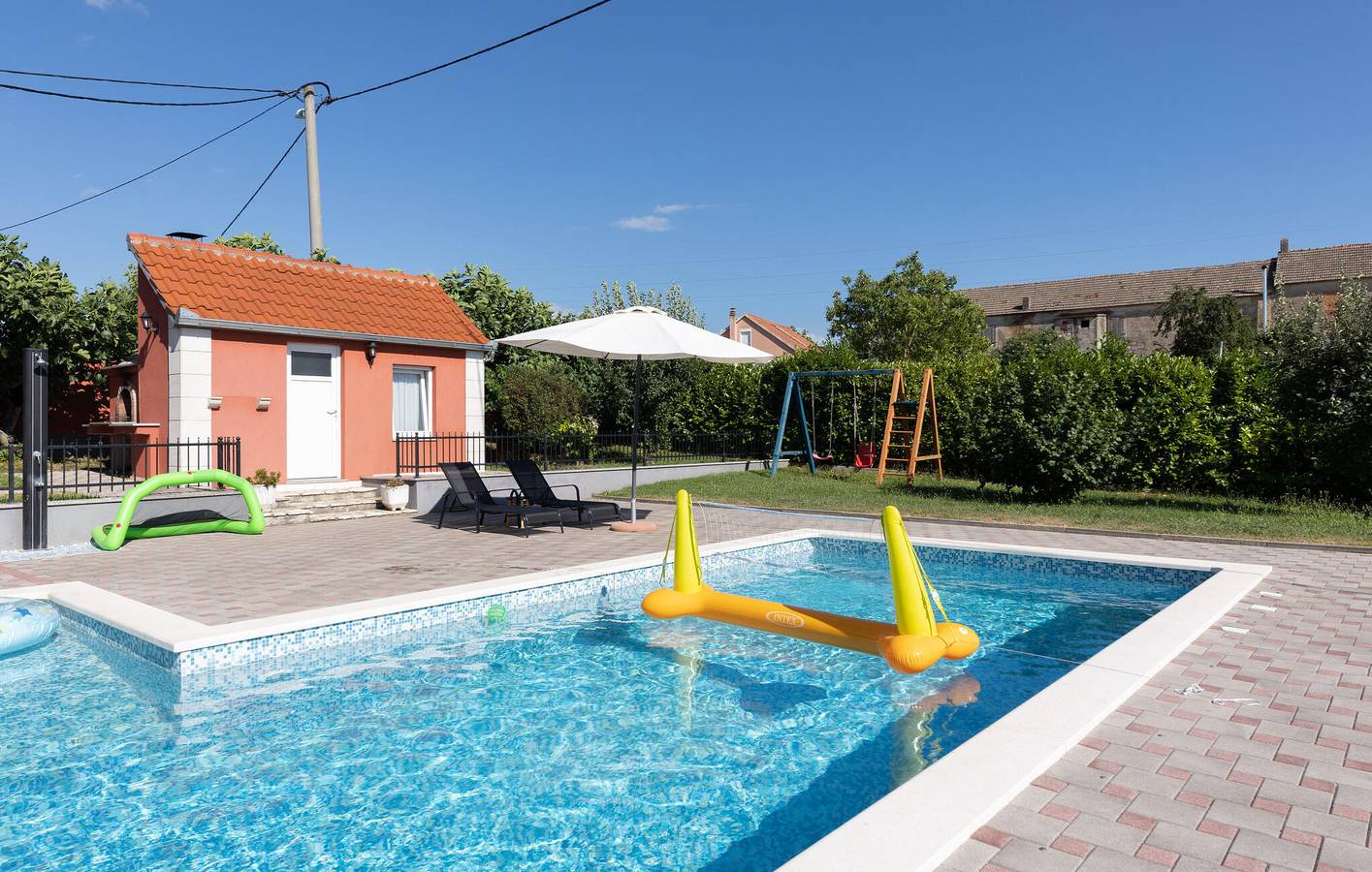 Ganze Ferienwohnung, Charmante 2-Zimmer-Wohnung mit Pool, WLAN und Blick auf den Fluss in Sinj, Dalmatinisches Zagora