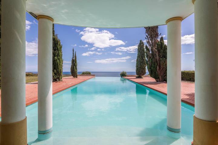 Beautiful Villa "Vila Hibiscus" with Sea View, Pool, Wi-Fi, Garden & Terrace; Parking Available  in Albufeira e Olhos de Água, Faro District