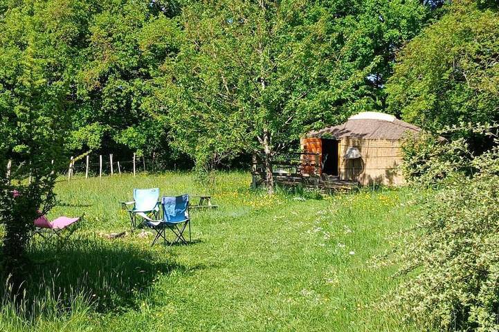 Gîte pour 4 personnes, avec Terrasse ainsi que Jardin et Piscine à Donzy