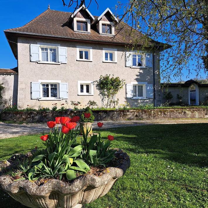 Gîte pour 2 personnes, avec terrasse et piscine ainsi que vue et jardin à Charancieu