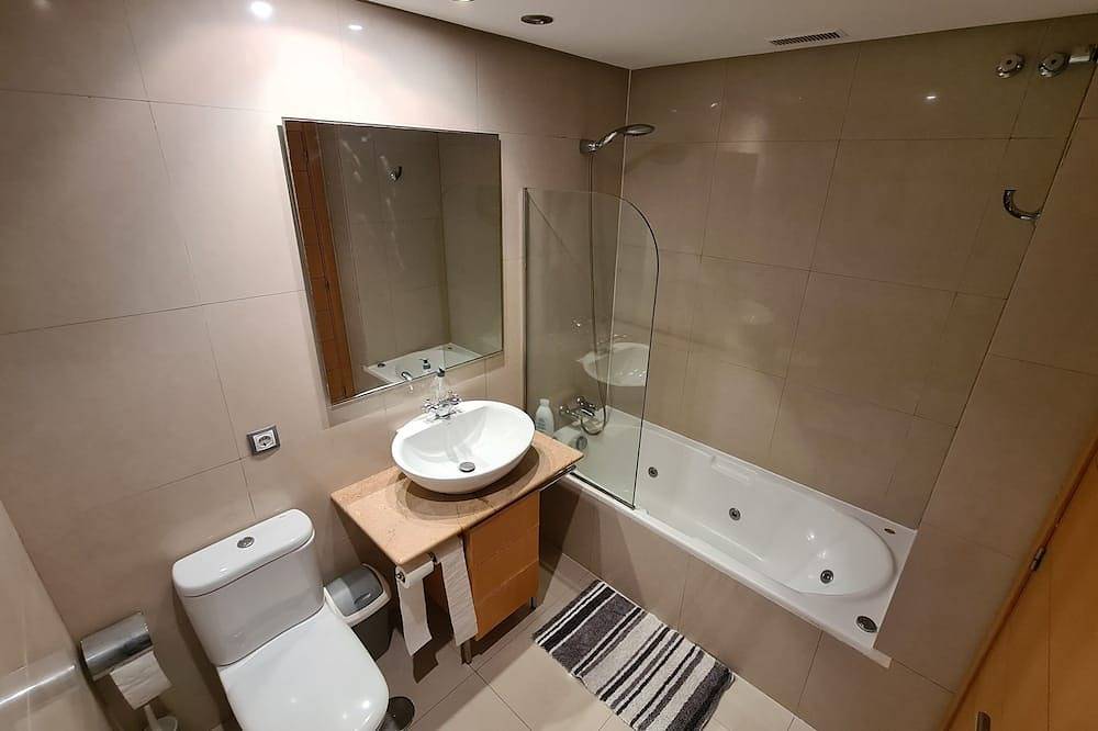 Ganze Wohnung, 145 m2 apartment with complex view, bar-restaurant, swimming pools, sea 300 m from the sea in Playa Paraíso, Adeje