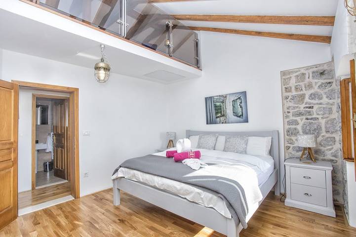 Casa independiente frente al mar.  Completamente renovado en 2017. 3 B, 2Hab in Tivat, Bay of Kotor
