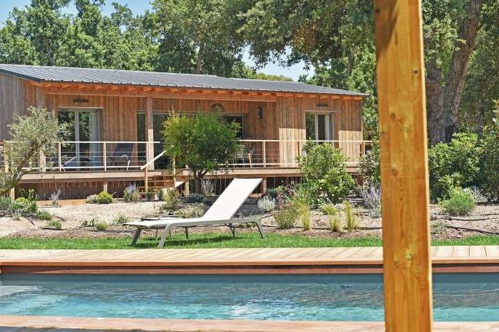 Location de vacances pour 4 personnes, avec terrasse ainsi que piscine et jardin à Lecci - 2