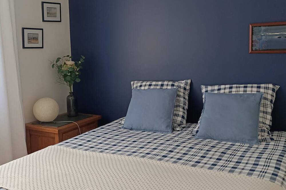 Entire apartment, Bright apartment with private garden, pet-friendly in Barfleur in Barfleur, Cherbourg region