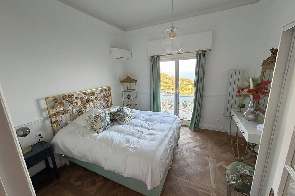 Grande Villa, 4 chambres, vue panoramique unique sur Monaco, jardins, piscine in La Turbie, Côte méditerranéenne (France)