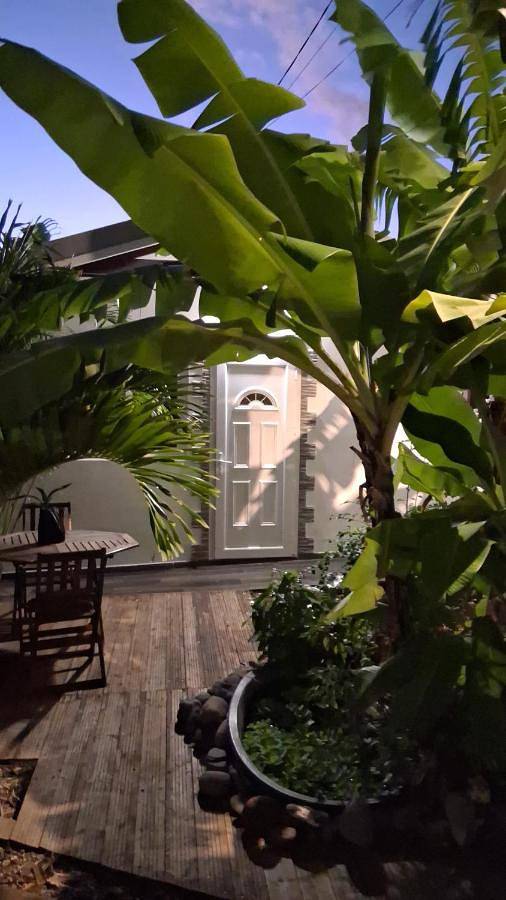 Location de vacances pour 2 personnes, avec terrasse dans Plage de Petite Anse