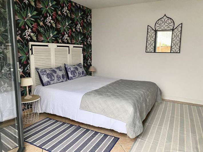 Location de vacances pour 6 personnes, avec jardin ainsi que vue et piscine, animaux acceptés à Saint-Morillon - 4