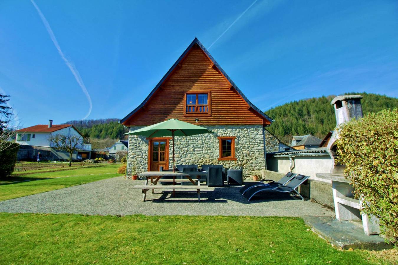 Geräumige 220 m² große Ferienwohnung in der Nähe von Bagnères-de-Bigorre in Pouzac, Hautes-Pyrénées