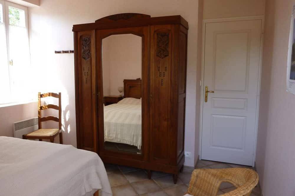 Haus mit 2 Schlafzimmern und umzäuntem Garten in Sologne, Haustiere erlaubt in Aurouër, Allier