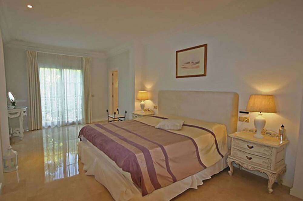 Luxury Villa in Prime Location with Excellent Sea and Mountain Views in Marbella West, Marbella