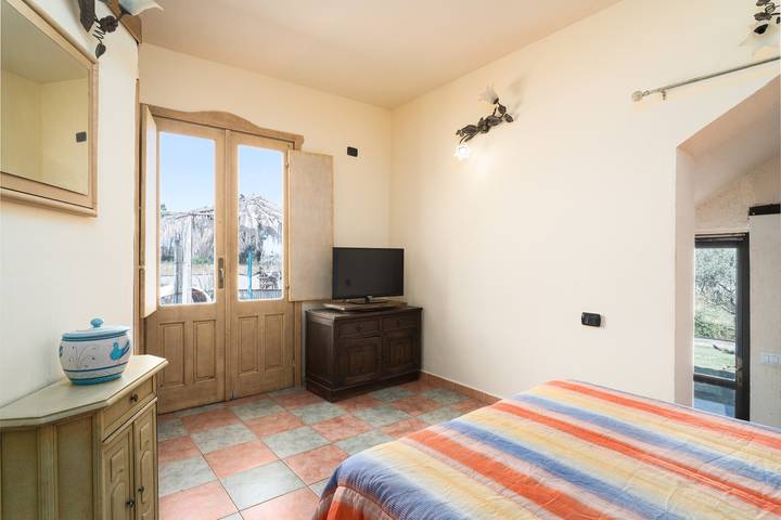 Monolocale intero, Studio 'Sa Burrida' Relax vicino al mare con giardino e Wi-Fi in Posada, Provincia di Nuoro