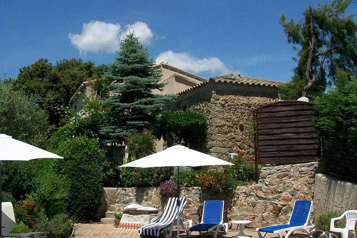 Location de vacances pour 6 personnes, avec jardin et balcon à Eccica-Suarella