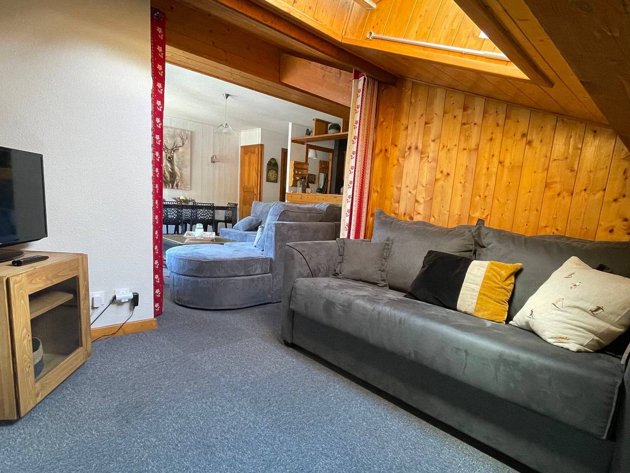 Entire apartment, Charming Apartment in Les Gets near Slopes and Shops, Balcony & Private Parking in Les Gets, Les Portes du Soleil