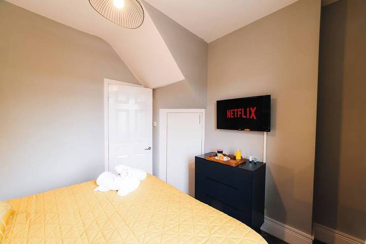 Stylish & Well Equipped Modern Home in Birmingham with WiFi in Birmingham, Birmingham Area