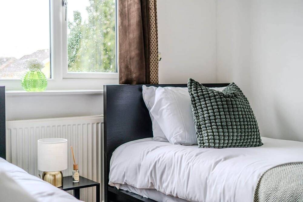 Fowler House 3Brparking,Wifi Contractor Gatwick in Crawley, West Sussex