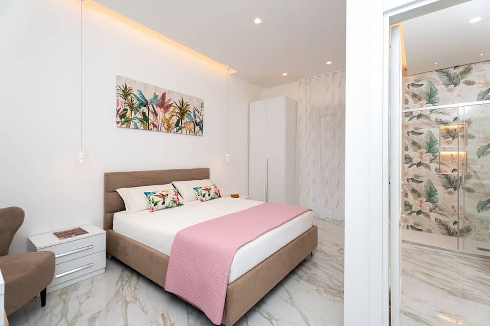 Entire apartment, Elegant renovated apartment with private terrace in Piano di Sorrento, Naples Province