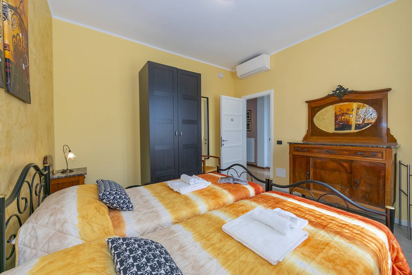 Entire apartment, La Maison Fleurie Appartamento Giglio in Desenzano del Garda, Garda Mountains