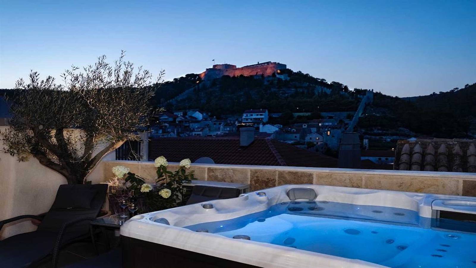 Palazzo Hvar - elegante villa voor maximaal 14 met uitzicht op de oude binnenstad van Hvar in Hvar Stad, Hvar