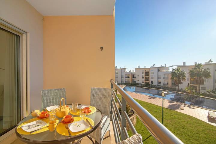 Ganze Wohnung, Ferienwohnung "Da Ourada Marina Luz" mit 2 Balkonen, Gemeinschaftspool und WLAN in Albufeira e Olhos de Água, Faro Distrikt