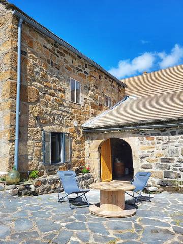 Gîte pour 8 personnes, avec terrasse et jardin à Le Béage