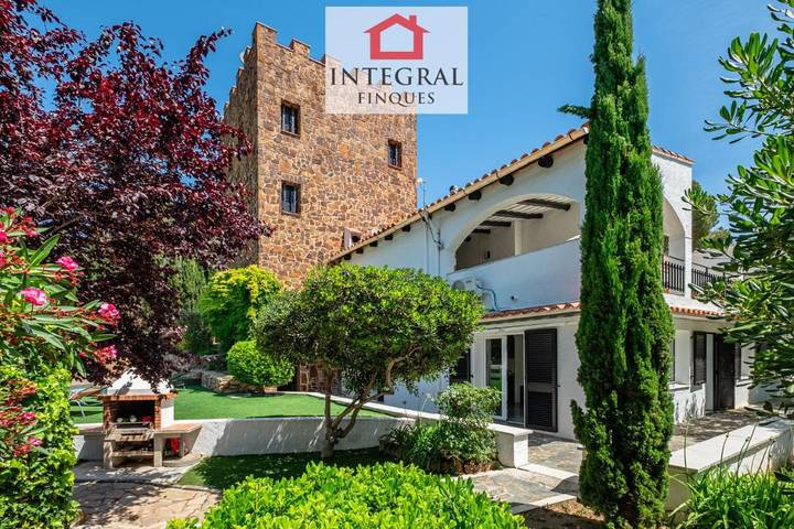 Casa rural para 14 personas, con Balcón y Terraza además de Jardín y Piscina en Vall-llobrega - 4