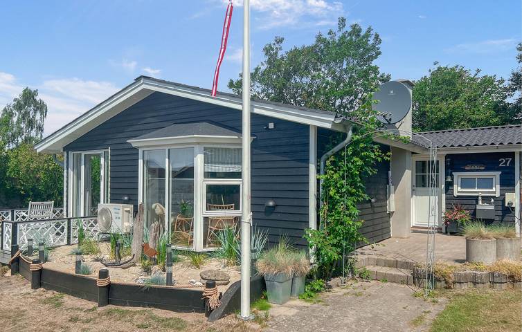 Ferieudlejning for 4 personer, med Terrasse og Have i Djursland