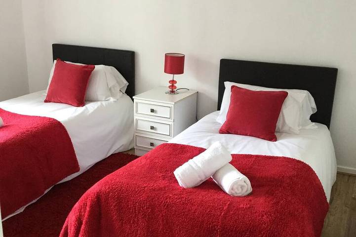 Vacation rental for 8 people, with hot tub and yard in Southern England