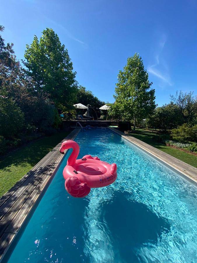 Location de vacances pour 3 personnes, avec jardin et piscine ainsi que vue et sauna à Maigné
