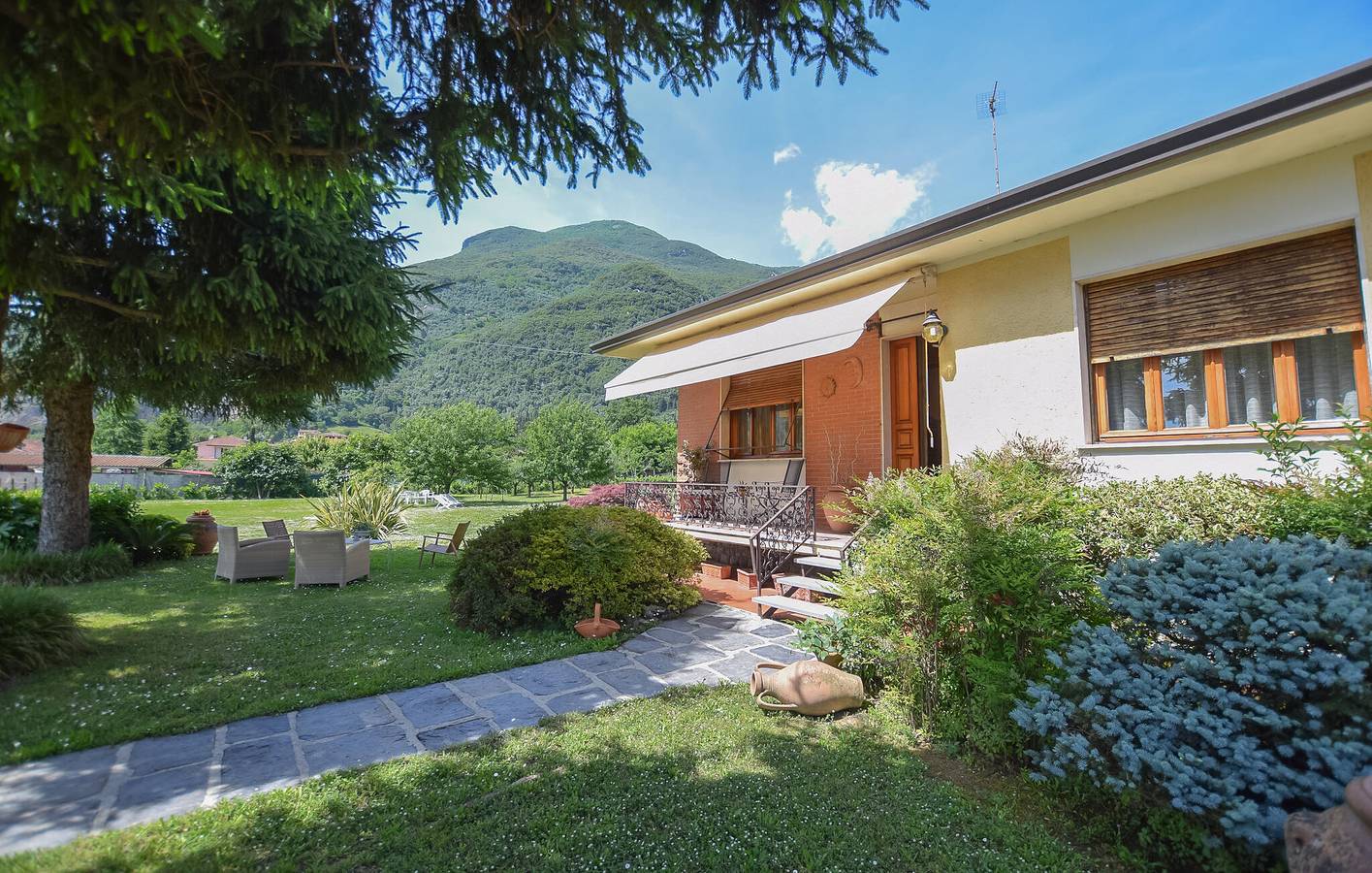 Accogliente appartamento con piscina e giardino, vicino al centro città in Camaiore (Toscana), Riviera Toscana