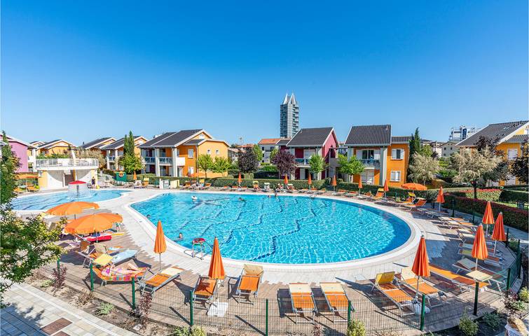 Entire holiday apartment, Beachside Apartment with Parking & AC in Lido di Jesolo, Jesolo-City