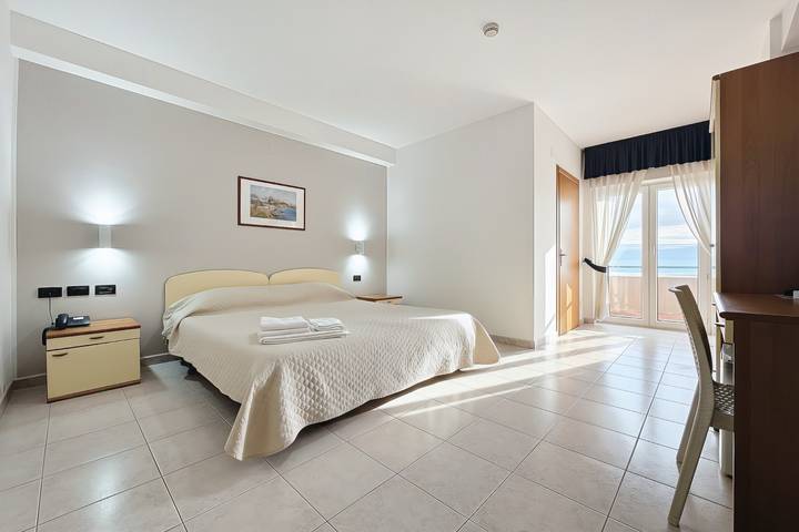 Cama y desayuno para 2 personas, con balcón y jardín en Mar Adriatico