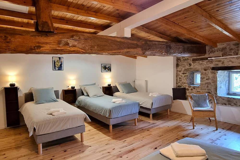Gîte spacieux avec spa et jardin pour 10 personnes in Saint-Denis-sur-Coise, Montbrison