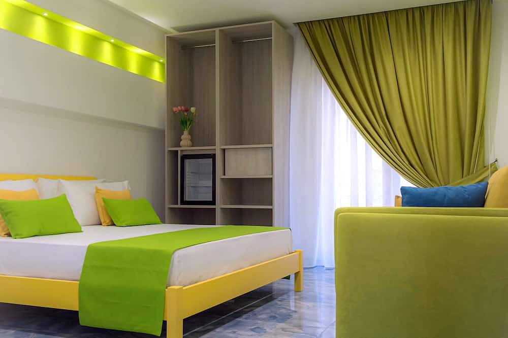 Entire apartment, Room 'Elegante Camera Familiare' with Mountain View, Wi-Fi and Air Conditioning in Ercolano, Vesuvio National Park