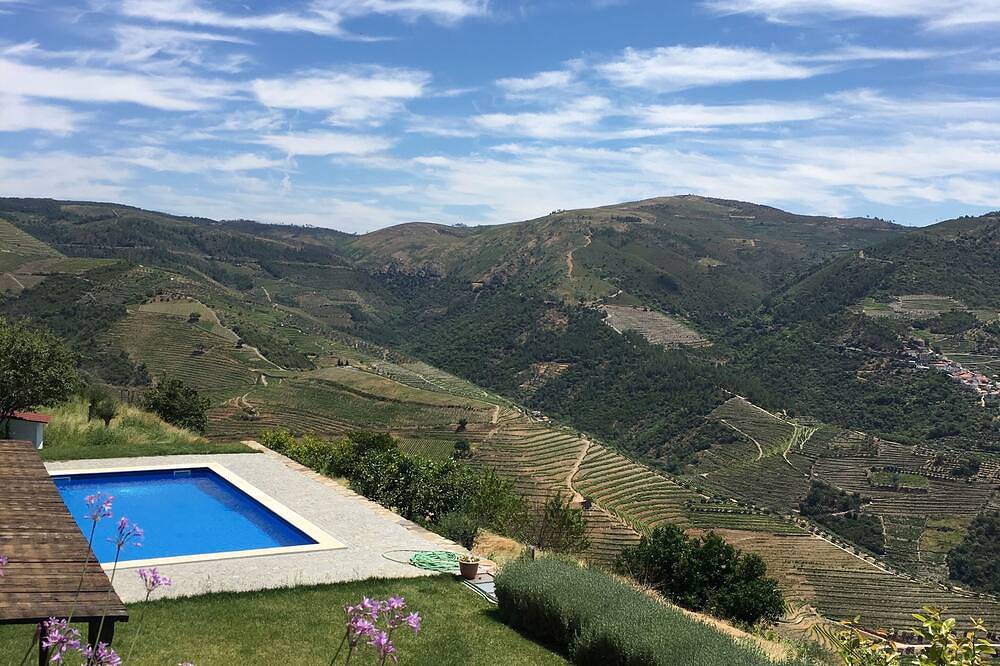 Gelegen in zijn eigen wijngaard met een uniek uitzicht over de vallei voor volledige privacy! in Vila Real, Douro-vallei