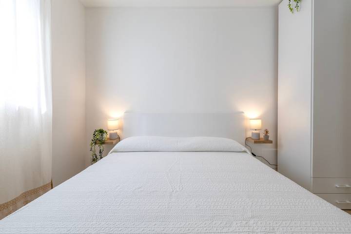 Appartamento intero, Camera 'L'Angolo- Camera 4 con terrazza in comune, Wi-Fi e aria condizionata in Porto Torres, Provincia di Sassari