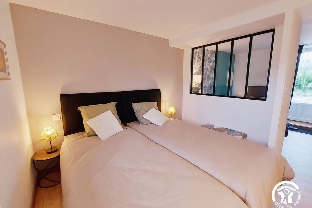 Nid Douillet avec Piscine Chauffée, Terrasse et Sentiers de Randonnée in Saint-Céneré, Mayenne
