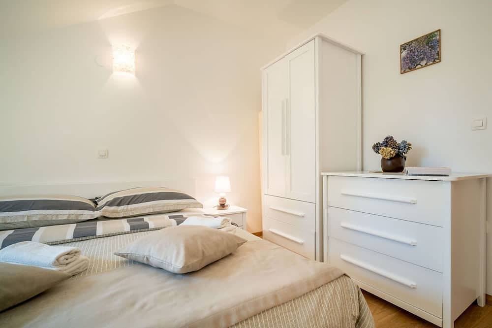 Wunderbares alleinstehendes Ferienhaus mit privatem Pool,  W-Lan, Tv, Terrasse und Haustiere erlaubt in Jablanac, Naturpark Velebit